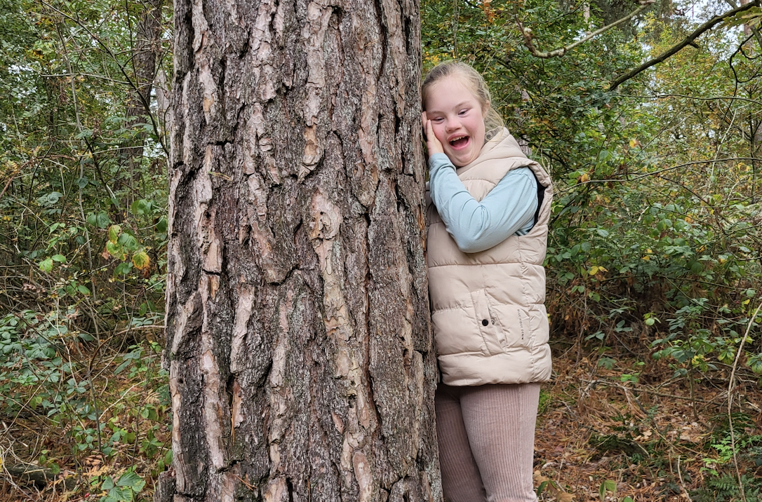Noortje bij boom