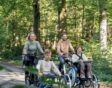 Anna op de fiets hele gezin 2