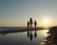 Gezin zonsondergang strand vakantie