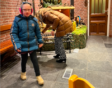 Kaarsje aansteken in de kerk