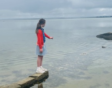 Lies aan het water