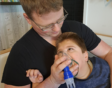 Nathan bij papa op schoot