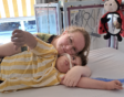 Nathan en Debora liggend in bed