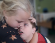 Nathan en zijn zus knuffel