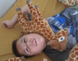 Nathan liggend met giraf