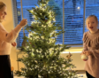 Noortje en Marion versieren de kerstboom