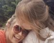 Stephanie en Anna knuffel