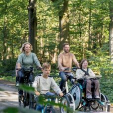 Anna op de fiets hele gezin 2