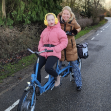 Floortje en Marion op de fiets