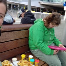 Germa en Ive op het station