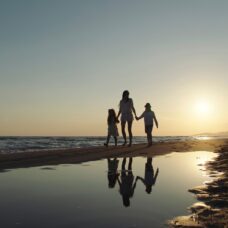 Gezin zonsondergang strand vakantie