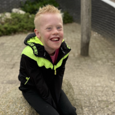 Joas zittend
