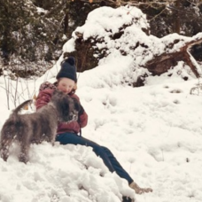 Lies met hond in de sneeuw