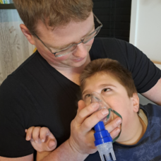 Nathan bij papa op schoot