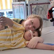 Nathan en Debora liggend in bed