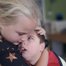 Nathan en zijn zus knuffel