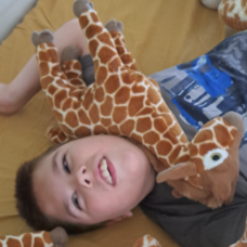 Nathan liggend met giraf