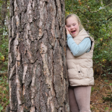 Noortje bij boom