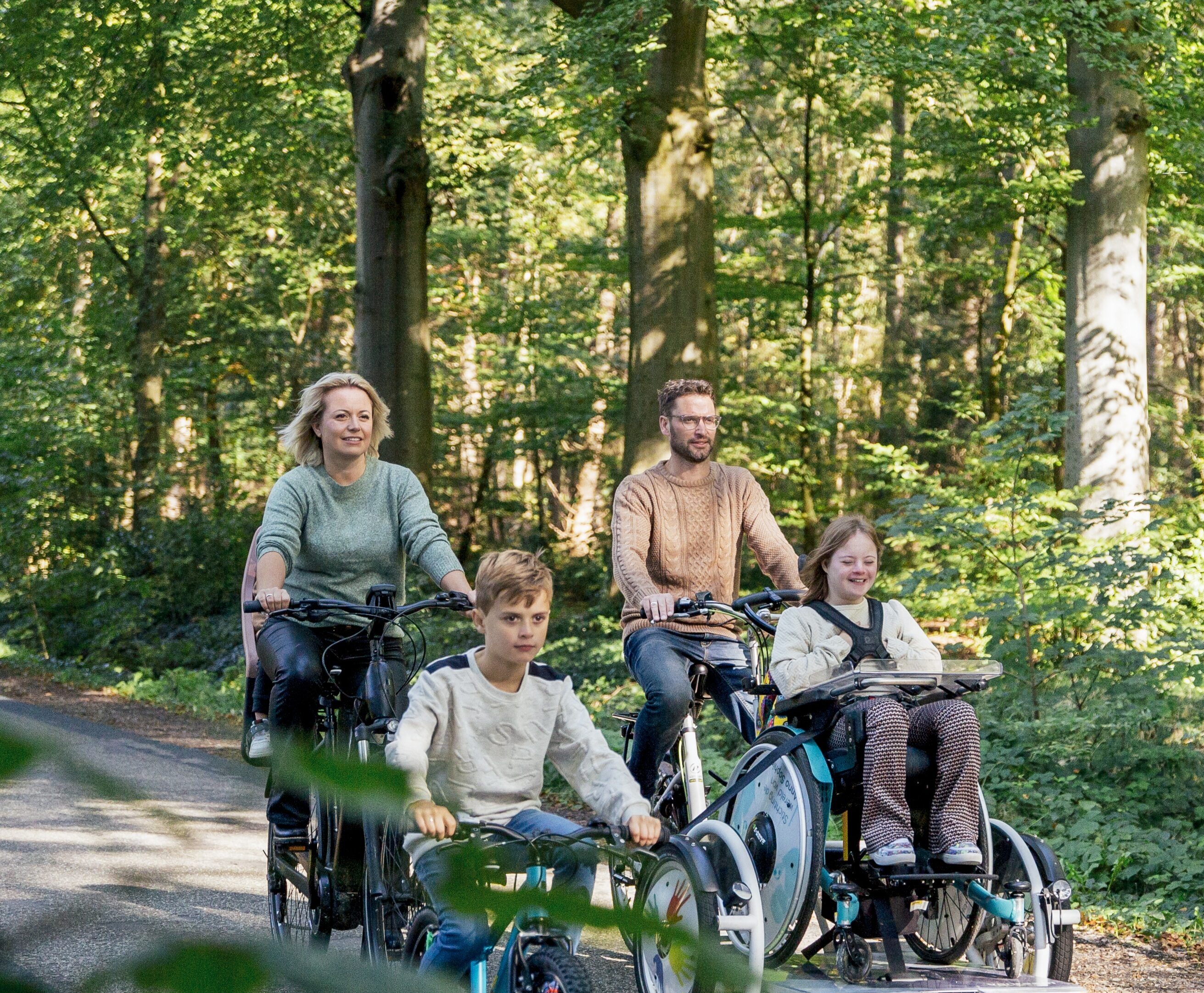 Anna op de fiets hele gezin 2