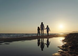 Gezin zonsondergang strand vakantie