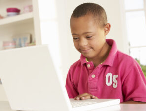 Jongen Down Afro School