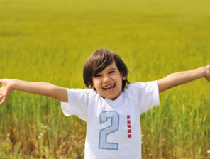 Happy boy with open arms outdoor Bt WGNR4o