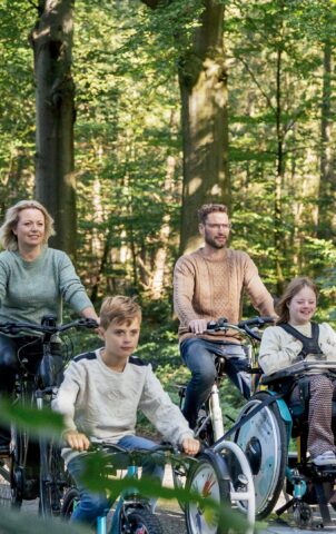 Anna op de fiets hele gezin 2