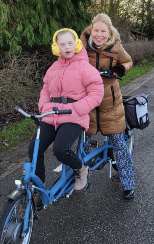 Floortje en Marion op de fiets