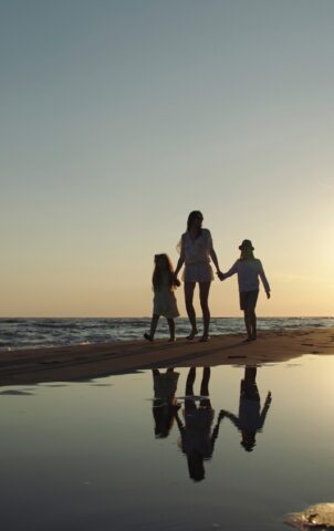 Gezin zonsondergang strand vakantie