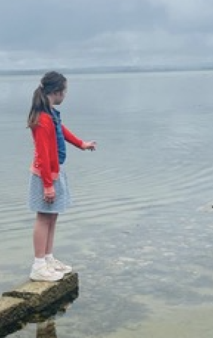 Lies aan het water