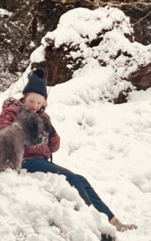 Lies met hond in de sneeuw