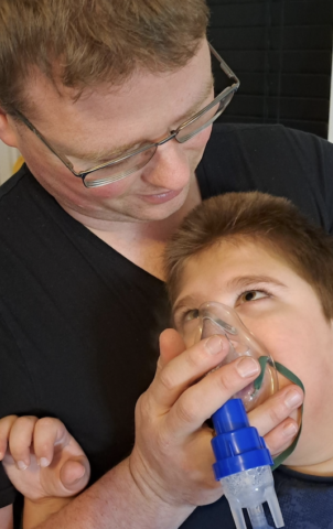 Nathan bij papa op schoot