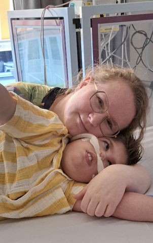 Nathan en Debora liggend in bed