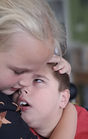 Nathan en zijn zus knuffel