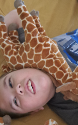 Nathan liggend met giraf