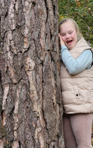 Noortje bij boom