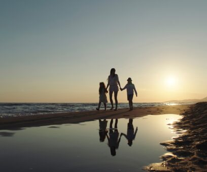 Gezin zonsondergang strand vakantie