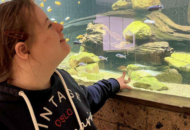 Anna bij aquarium