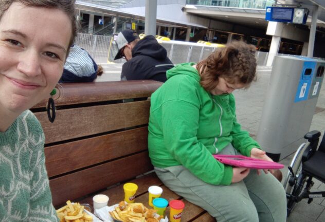 Germa en Ive op het station