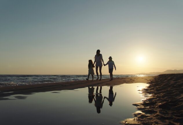 Gezin zonsondergang strand vakantie