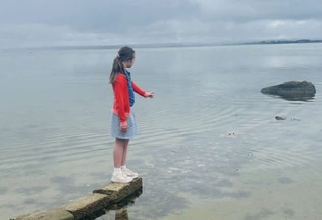 Lies aan het water