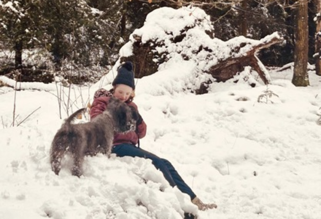 Lies met hond in de sneeuw