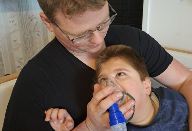 Nathan bij papa op schoot