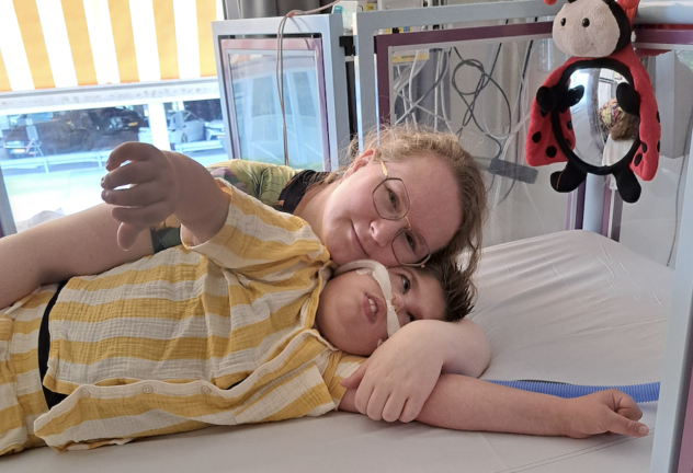 Nathan en Debora liggend in bed