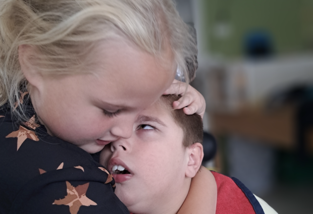 Nathan en zijn zus knuffel