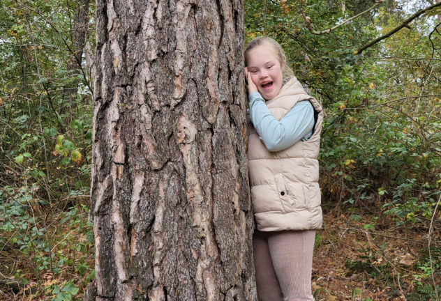 Noortje bij boom