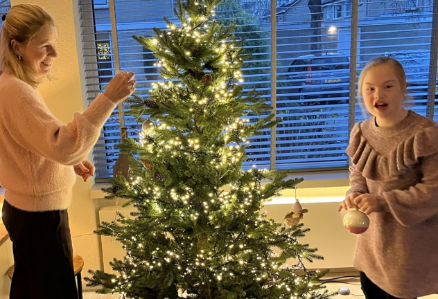 Noortje en Marion versieren de kerstboom