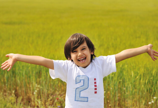 Happy boy with open arms outdoor Bt WGNR4o