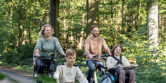 Anna op de fiets hele gezin 2
