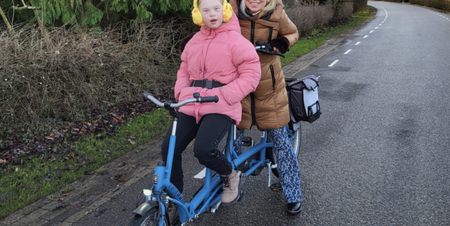 Floortje en Marion op de fiets